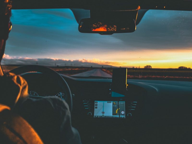man-driving-at-sunset-in-a-roadtrip_t20_0AQxJk